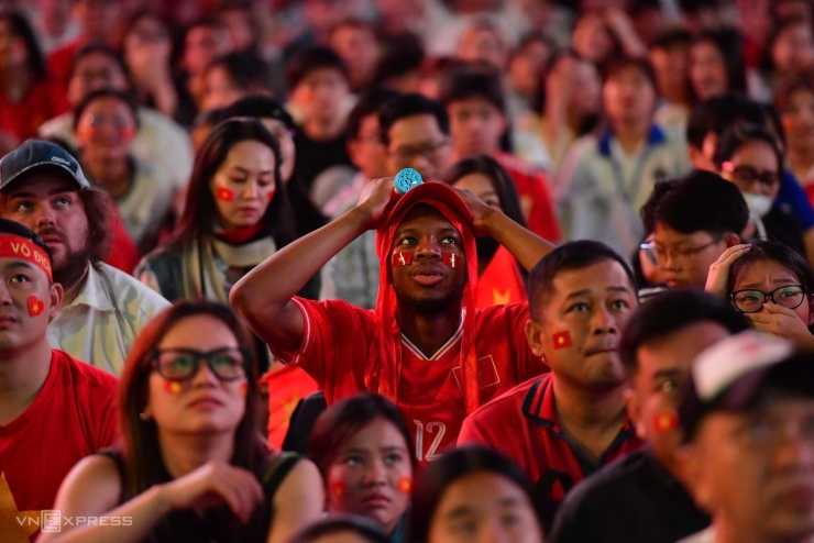 Nhiều người trên phố đi bộ Nguyễn Huệ (quận 1 cũ) buồn rầu khi đúng ở phút bù cuối cùng, cầu thủ Hàn Quốc cài đè tốt, rồi dứt điểm đánh bại thủ môn Cao Văn Bình, gỡ hòa 2-2. Hai đội buộc phải thi đấu thêm hai hiệp phụ trong thế tuyển Việt Nam thiếu người.