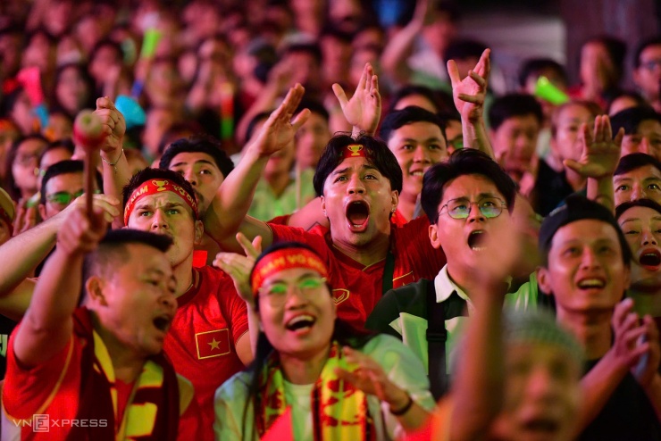 Người hâm mộ vỡ oà U23 Việt Nam thắng Hàn Quốc ở loạt luân lưu - 7