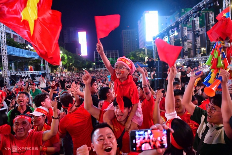 Trước đó, tuyển Việt Nam thi đấu thăng hoa liên tiếp dẫn bàn trước đối thủ rất mạnh. Người hâm mộ nhảy mừng khi tuyển Việt Nam dẫn 2-1 trước Hàn Quốc.