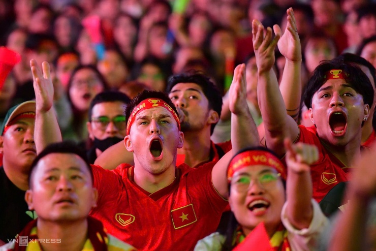 Người hâm mộ trong nước và du khách nước ngoài cùng hò reo ăn mừng bàn thắng của Đình Bắc.