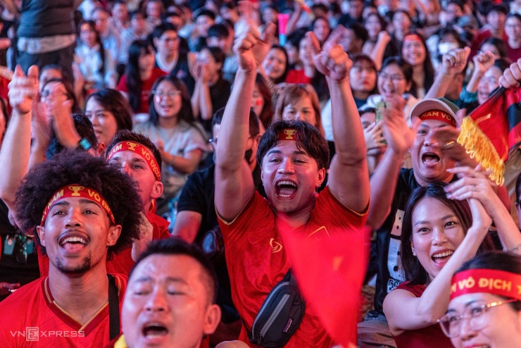 Người hâm mộ vỡ oà U23 Việt Nam thắng Hàn Quốc ở loạt luân lưu - 9