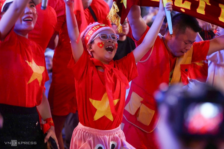 Các cổ động viên ăn mừng pha ghi bàn của Quốc Việt phút thứ 30, giúp tuyển Việt Nam dẫn 1-0 trước Hàn Quốc.