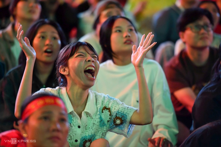 Người hâm mộ vỡ oà U23 Việt Nam thắng Hàn Quốc ở loạt luân lưu - 10