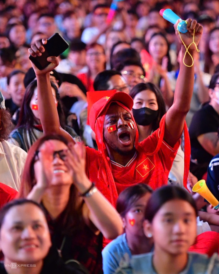 Cổ động viên nước ngoài liên tục khuấy động cổ vũ tuyển Việt Nam.