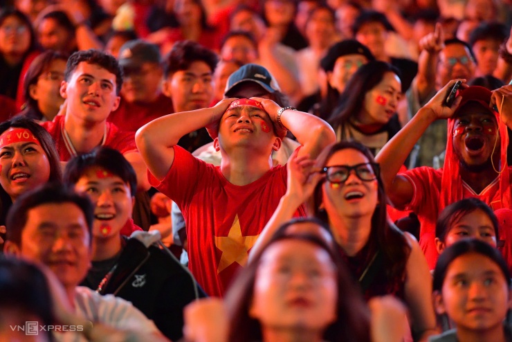 Người hâm mộ ôm đầu tiếc nuối khi phút thứ 68, Hàn Quốc gỡ tỷ số 1-1.