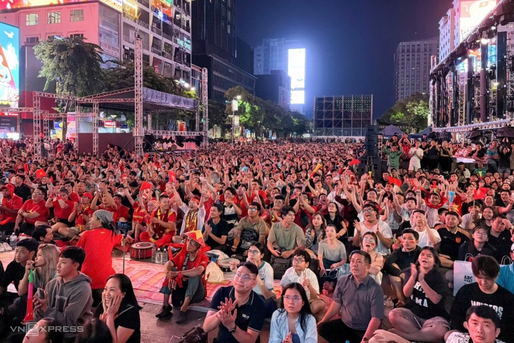 Hàng nghìn người hâm mộ tập trung tại phố đi bộ Nguyễn Huệ (quận 1 cũ) tối 23/1. Trước đó, TP HCM lắp 6 màn hình LED, cao 7 m, ngang 12 m để phục vụ người hâm mộ xem các trận từ bán kết đến chung kết.