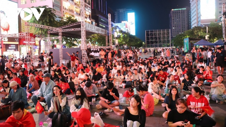 Cổ động viên tại TP.HCM có mặt từ sớm để cổ vũ cho đội bóng