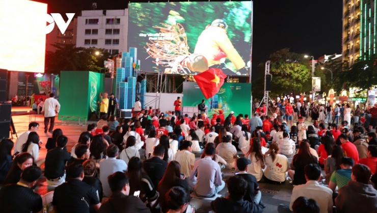 Người hâm mộ sẽ theo dõi trận bán kết qua 2 màn ảnh nhỏ trên đường Nguyễn Huệ