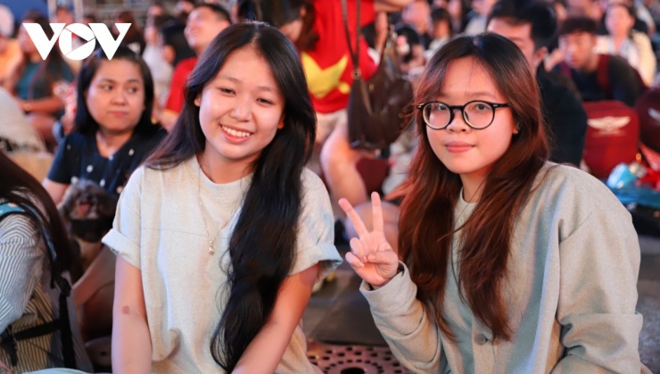 Nhiều fan nữ cũng rất mong đội nhà có kết quả tốt trong trận đấu