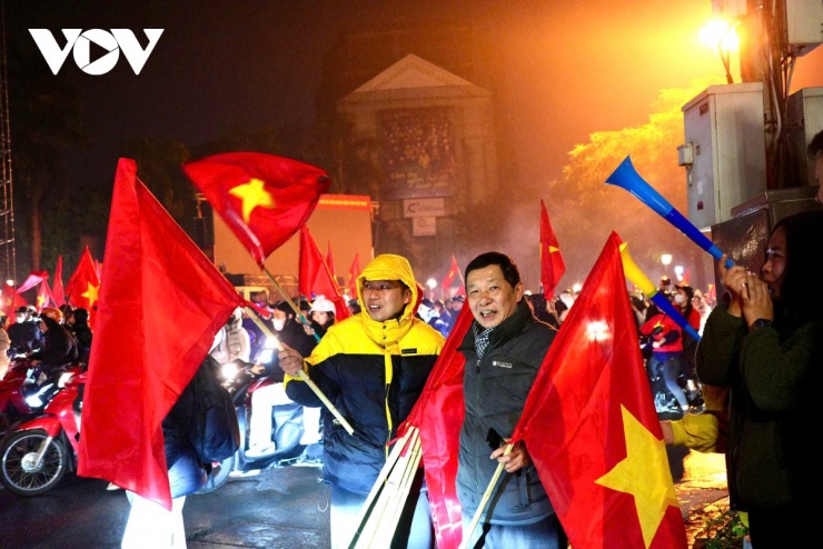Bất chấp nhiệt độ chỉ khoảng 9 độ C, người hâm mộ vẫn xuống đường ăn mừng.