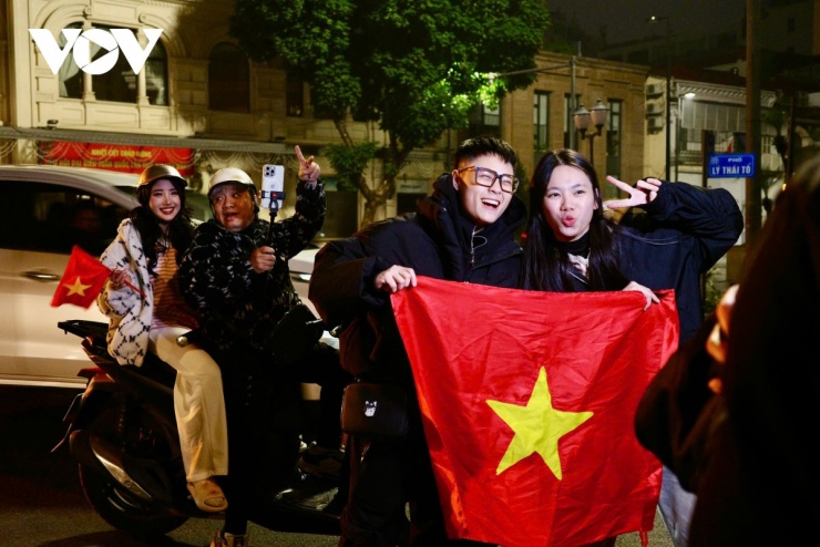 Nụ cười không giấu được cảm xúc của các bạn trẻ giữa cơn mưa phùn đêm đông.