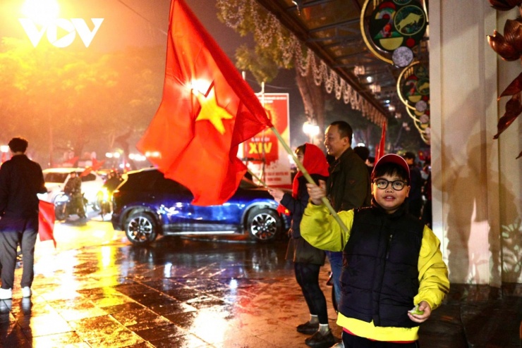 Nhiều gia đình đưa cả trẻ nhỏ ra phố chia sẻ khoảnh khắc lịch sử.