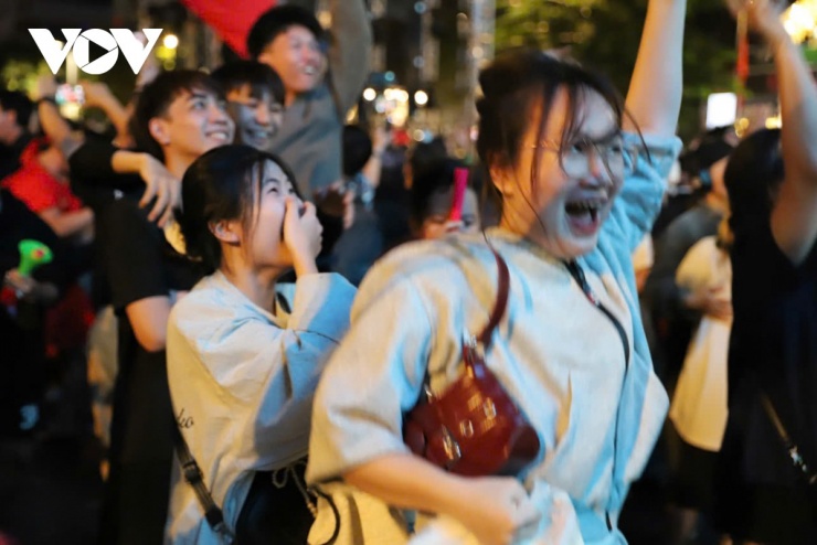 Khoảnh khắc Thanh Nhàn sút tung lướt thủ môn U23 Hàn Quốc cũng là lúc những cảm xúc vỡ òa. Không còn sự e ngại, tất cả hòa chung vào dòng chảy cuồng nhiệt, tiếng hò reo vang vọng khắp các tòa nhà cao tầng quanh phố đi bộ.