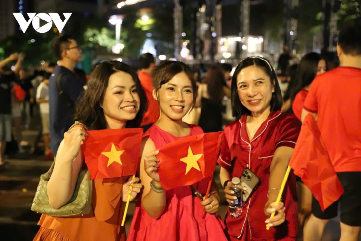 Niềm vui không phân biệt lứa tuổi hay phong cách. Những nhóm bạn, chị em cùng nhau xuống đường, trên tay là lá cờ đỏ sao vàng, rạng rỡ tận hưởng không khí lễ hội bóng đá ngay tại trung tâm thành phố.