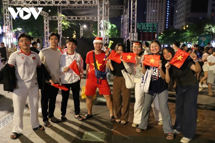 Một nhóm bạn trẻ với đầy đủ