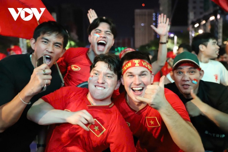 Các cổ động viên Việt Nam và người nước ngoài không giấu nổi sự phấn khích tột độ.