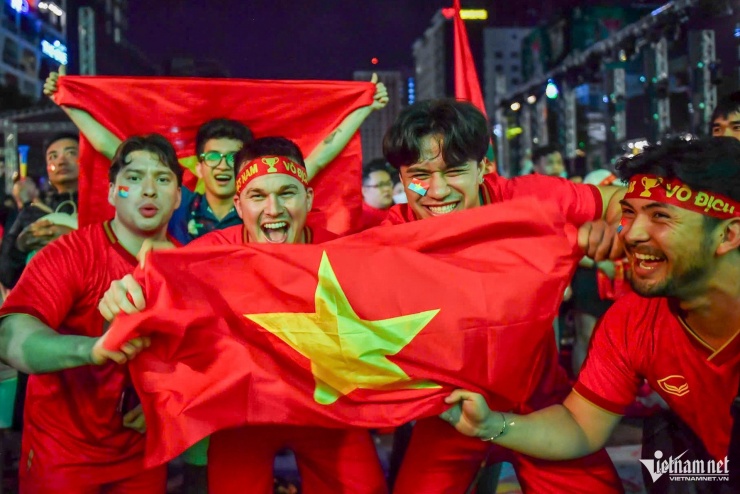 CĐV TPHCM 'đi bão' trong đêm khuya mừng U23 Việt Nam đoạt huy chương đồng - 1