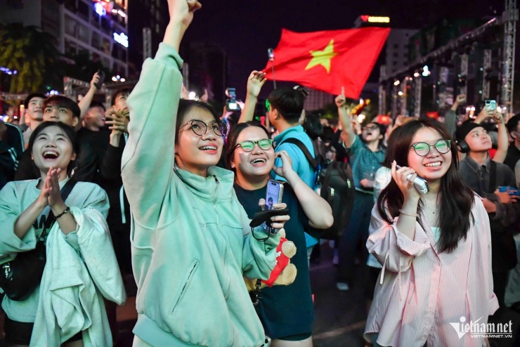CĐV TPHCM 'đi bão' trong đêm khuya mừng U23 Việt Nam đoạt huy chương đồng - 2