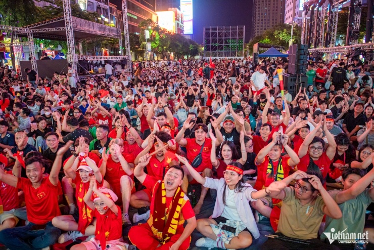 CĐV TPHCM 'đi bão' trong đêm khuya mừng U23 Việt Nam đoạt huy chương đồng - 3