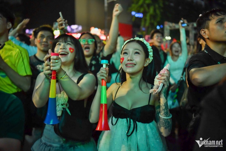 Hàng nghìn cổ động viên tập trung tại phố đi bộ Nguyễn Huệ TPHCM vỡ òa cảm xúc khi U23 Việt Nam đánh bại U23 Hàn Quốc 7-6 ở loạt luân lưu 11m.