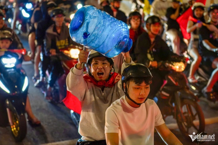 CĐV TPHCM 'đi bão' trong đêm khuya mừng U23 Việt Nam đoạt huy chương đồng - 10