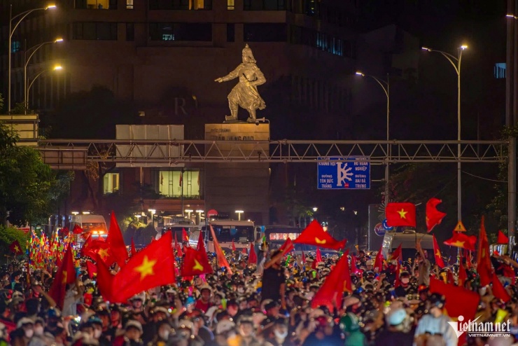 Cả đoạn đường Tôn Đức Thắng nhuộm sắc cờ đỏ. Tiếng hò reo huyên náo, vang dội. Đứng thứ 3 châu Á là một thành tích không tưởng nhưng rất xứng đáng đối với thầy trò HLV Kim Sang-sik.