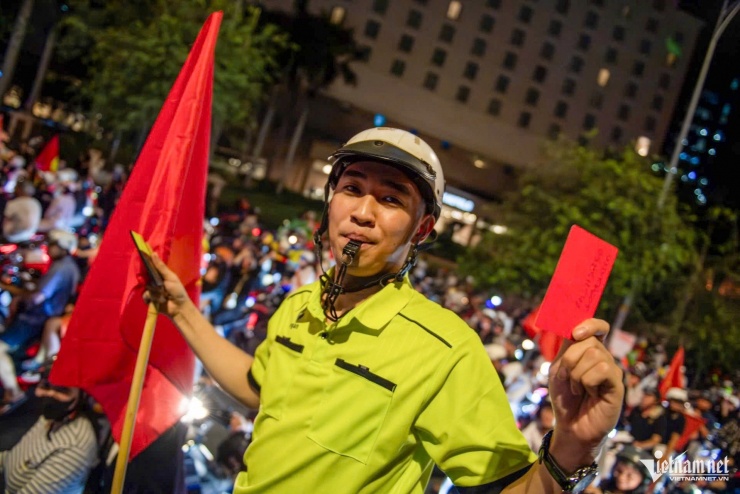 Trần Hiếu cho biết, bộ trang phục trọng tài này đã được anh chuẩn bị từ khá lâu. Chàng trai đã dự định mặc để đi “bão” sau trận đấu trước, nhưng phải đến hôm nay mới có dịp mang ra sử dụng.