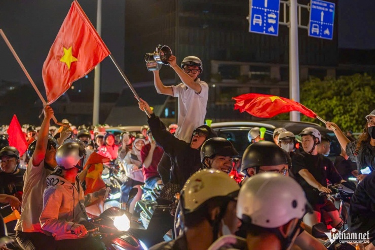 Cờ Tổ quốc, áo đấu, trống kèn, loa kéo cho đến những trang phục độc lạ, vật dụng sinh hoạt hàng ngày…, tất cả đều trở thành “đạo cụ” cổ vũ.