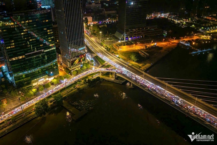 Hơn 2h sáng, lối lên cầu Ba Son hướng từ Tôn Đức Thắng và Nguyễn Hữu Cảnh vẫn đông đúc. Cảnh sát giao thông túc trực phân luồng để đảm bảo trật tự.