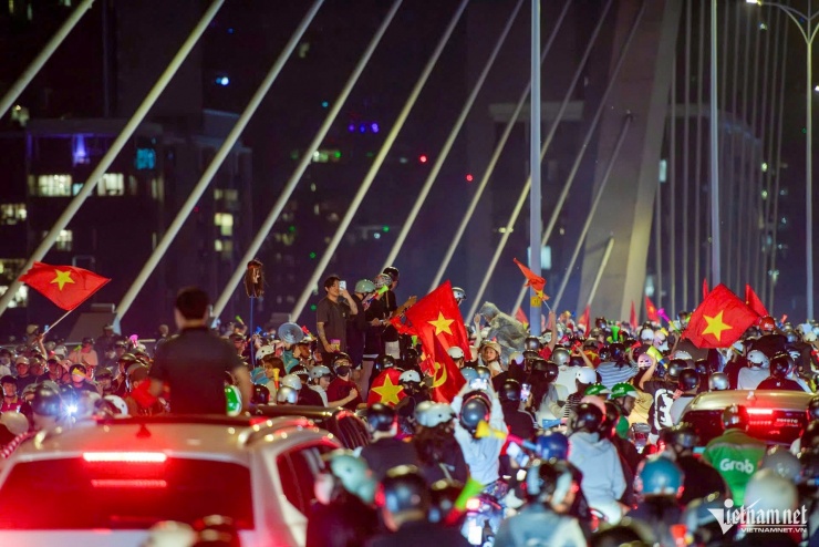 Hàng ngàn cổ động viên khi di chuyển lên cầu Ba Son đã bị kẹt cứng nhiều phút.