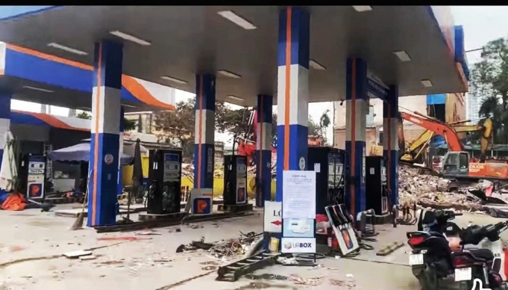 Cửa hàng xăng dầu Petrolimex trên đường Nguyễn Trãi đang bị tháo dỡ để phục vụ mục đích chuyển đổi đất.
