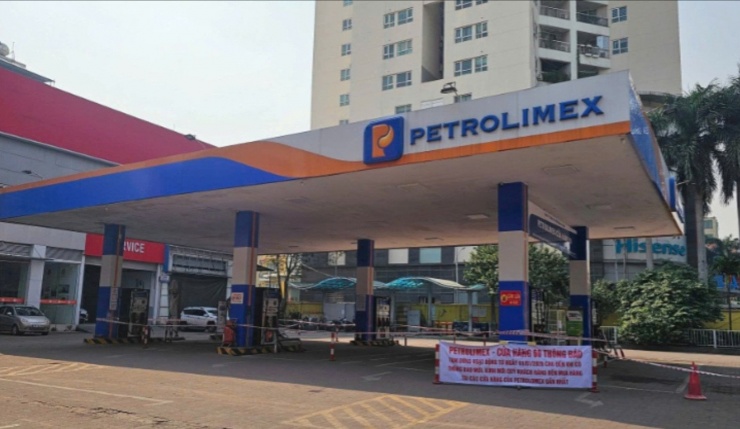 Một số cây xăng tại vị trí trung tâm thông báo dừng hoạt động gây bất tiện cho người tiêu dùng.