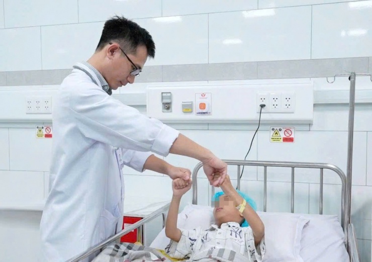 Nỗ lực cứu chữa của các bác sĩ đã giúp bệnh nhi qua nguy kịch, sức khỏe bình phục tốt