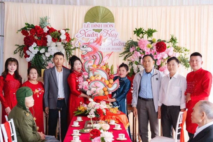 Xuân bên mẹ đẻ, bố mẹ chồng cũ, bố mẹ chồng mới, bố đẻ và chú rể (từ trái qua phải)