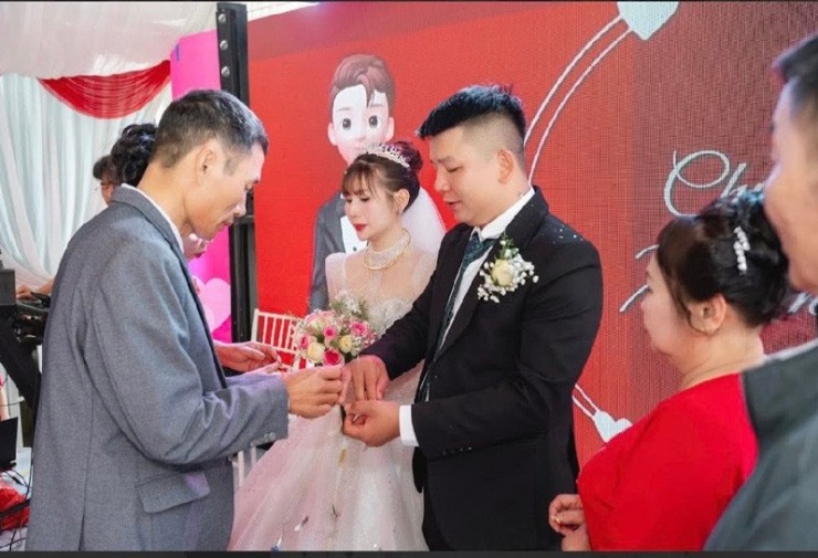 Ông Trường trao quà cưới cho cô dâu - chú rể&nbsp;