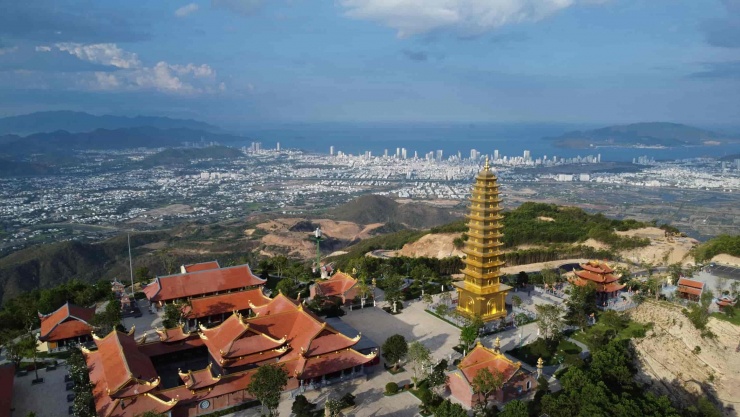 Cận cảnh ngôi chùa có bảo tháp dát vàng - Nơi doanh nhân Minh Hoàng và Á hậu Phương Nhi làm lễ Hằng thuận - 7