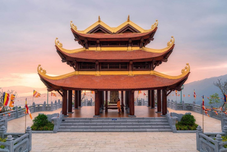 Chùa Trúc Lâm Phụng Thùy Sơn được xây dựng ở độ cao hơn 500m so với mực nước biển, cách trung tâm TP.Nha Trang khoảng 10km về phía Tây Nam.