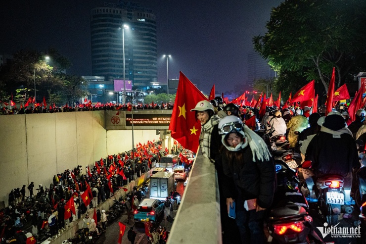 Hình ảnh lúc 2h30 tại hầm Kim Liên.