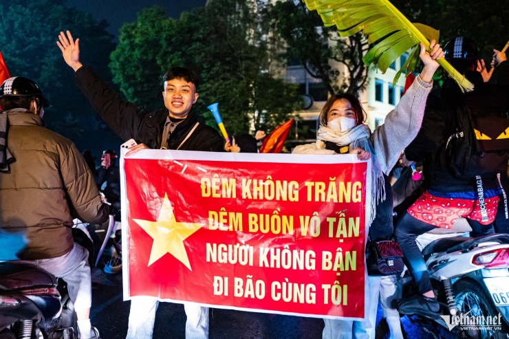 Nhiều câu thơ hài hước được các bạn trẻ in lớn và giơ cao.