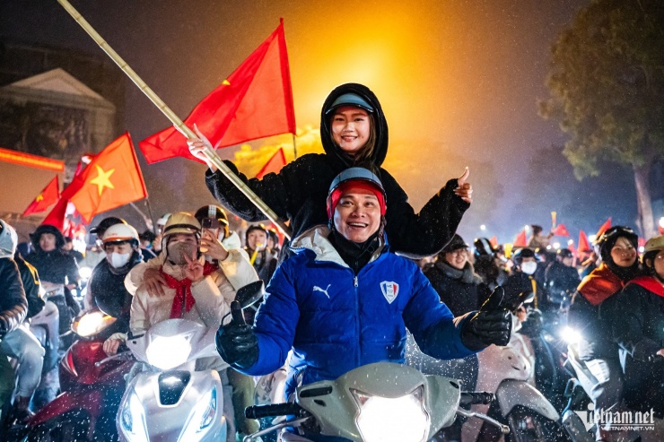 Tại Hà Nội, mặc dù trời rất lạnh, chỉ khoảng 11 độ C có mưa phùn, hàng nghìn người vẫn ùn ùn trên nhiều tuyến phố như Đào Duy Anh, Cầu Giấy, Phan Chu Trinh, Đại Cồ Việt, Hai Bà Trưng,... để tiến về phía trung tâm thành phố.