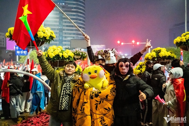 Một nhóm bạn trẻ đã chuẩn bị trước nhiều loại đạo cụ, trang phục đặc biệt để đến thời điểm phù hợp mang ra đường ăn mừng.