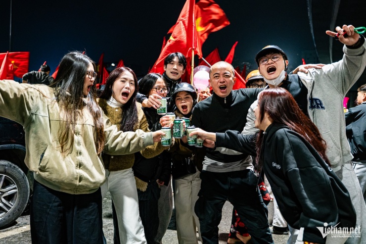 Nhóm CĐV cao hứng nâng bia chúc mừng chiến thắng của tuyển U23 Việt Nam.