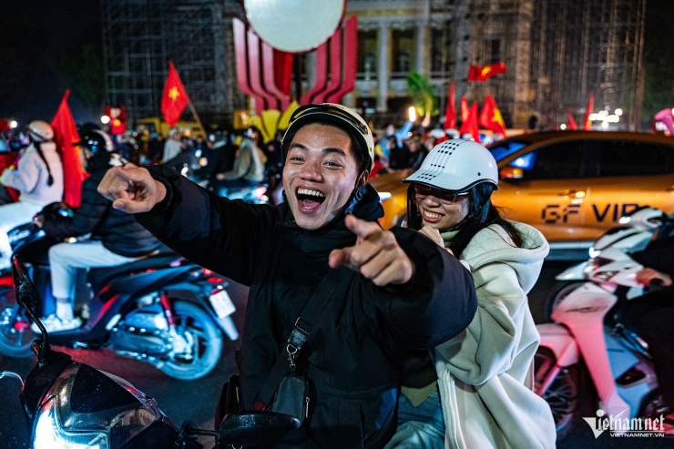 Hòa vào dòng người “đi bão”, bạn Bảo Minh (20 tuổi) không giấu nổi sự hân hoan trước chiến thắng U23 Việt Nam. “Trận đấu này thực sự rất kịch tính và nhiều cảm xúc”, Bảo Minh chia sẻ.