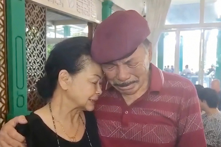 Nhạc sĩ Trần Tiến và danh ca Khánh Ly khóc trong buổi hội ngộ hồi tháng 6/2022.&nbsp;