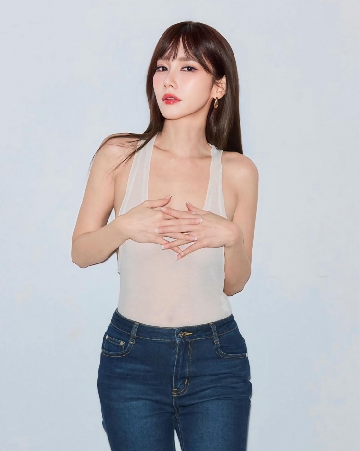 Người đẹp cũng thường xuyên chia sẻ bí quyết làm đẹp trên mạng xã hội.