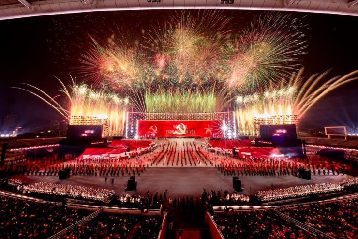 Màn pháo hoa nghệ thuật tầm cao quy mô lớn rực rỡ trên sân Mỹ Đình.