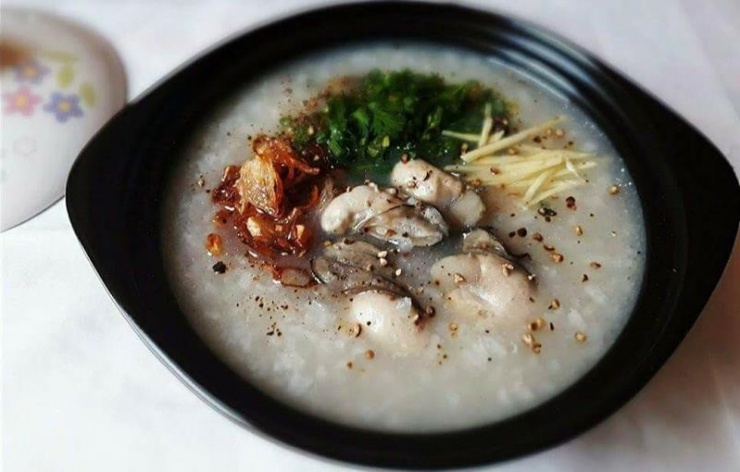 Múc cháo ra tô, rắc thêm hành lá, ngò rí và tiêu xay cho thơm. Cho hàu tươi vào nồi cháo, đun sôi rồi tắt bếp, nêm nếm lại cho hợp khẩu vị trước khi thưởng thức. Đây là một trong các món chế biến từ hàu đã tách vỏ rất dễ thực hiện, lại thơm ngon, từ trẻ con đến người già đều ăn được.