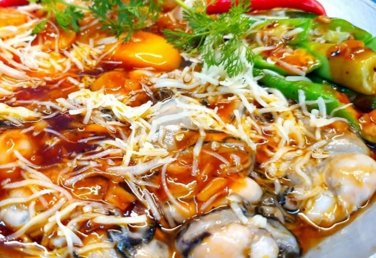 Làm nóng chảo với hai muỗng dầu ăn, phi thơm hành tây băm nhỏ, sau đó đổ hỗn hợp sốt vào, đun nhỏ lửa, khuấy đều đến khi sệt lại thì tắt bếp. Để tránh cháy chảo, bạn có thể lót giấy bạc xung quanh. Làm nóng chảo với một muỗng bơ, xếp thịt bò vào trước để chín nhanh hơn. Tiếp theo, đặt hàu sữa vào một bên, phần còn lại xếp nấm kim châm và đậu bắp. Rưới đều nước sốt lên trên. Đập hai lòng đỏ trứng gà vào giữa, rắc một lớp phô mai phủ đều bề mặt. Đậy nắp, đun lửa vừa khoảng 10 phút cho hỗn hợp chín đều. Vậy là bạn đã hoàn thành món hàu sốt phô mai thơm béo hấp dẫn.