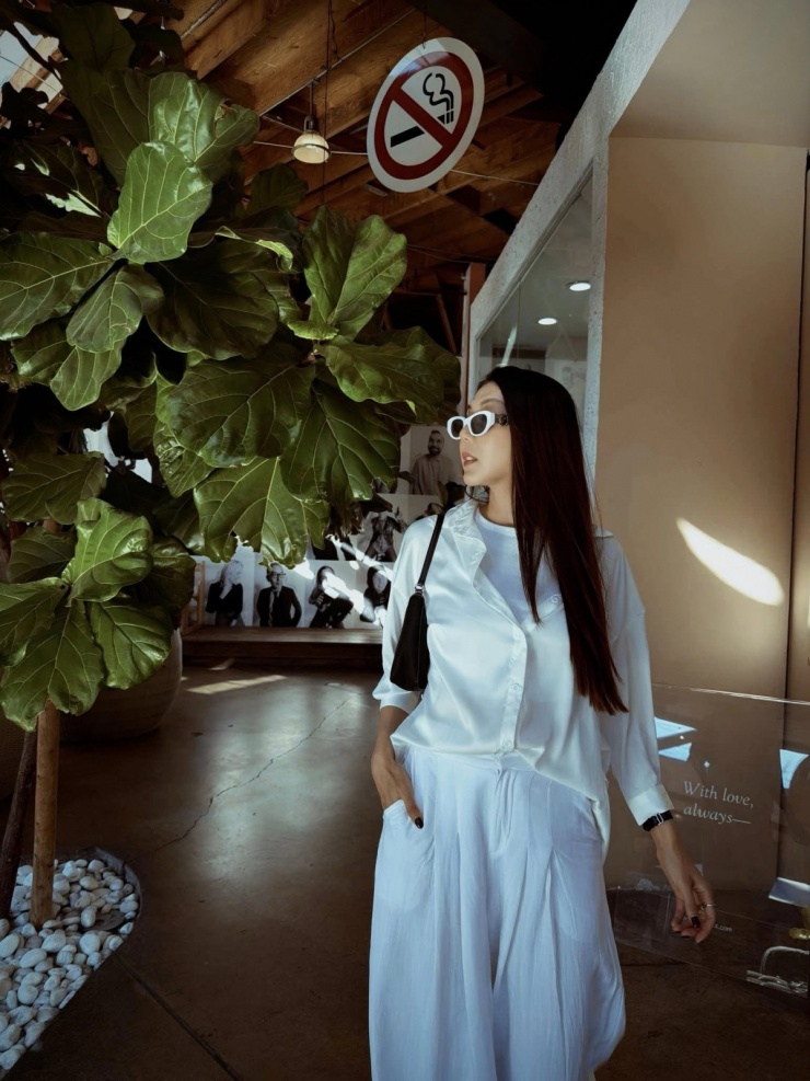 Ảnh sao 24/1: Chi Pu sắm 10 bộ áo dài mặc Tết - 2