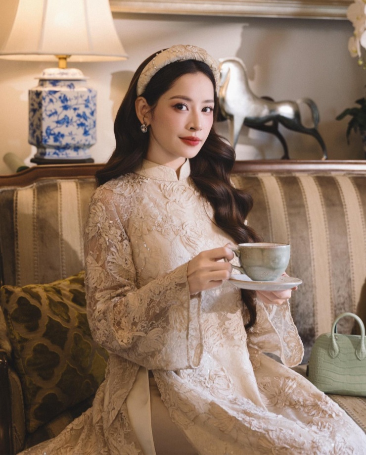 Ảnh sao 24/1: Chi Pu sắm 10 bộ áo dài mặc Tết - 1